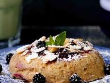 Bowl cake mûres pour petit déjeuner équilibré