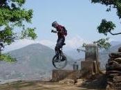 homme parcourir l'Himalaya monocycle