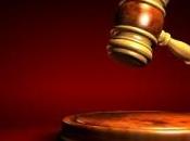 homme condamné tenir panneau disant "J'ai stupide"