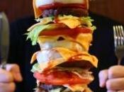 homme avale hamburger près kilos