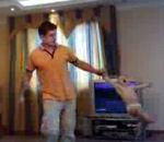 bébé fait gymnastique avec papa