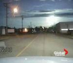 Météore dans ciel canadien filmée voiture police
