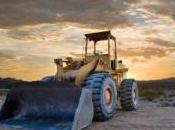 couple Chinois marie dans pelle d'un tracteur