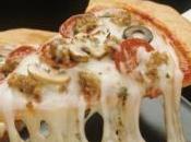 homme sauve jetant pizza visage agresseur