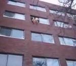 Saut dans neige depuis fenêtre d'un immeuble