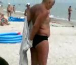 homme plage quelques difficultés pour s'habiller