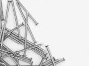 homme suicide involontairement avec pistolet clous