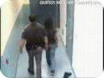 Fille fait tabasser dans cellule prison Seattle (video)