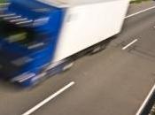 camionneur danse volant alors qu'il l'autoroute