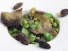 Barigoule petits legumes: feves, pois,artichauts morilles