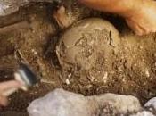 images archéologues exhument squelettes datant Révolution française