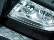 secouriste explique femme comment ouvrir portière voiture