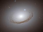 grande galaxie brillante spirale elliptique 7049 photographiée télescope Hubble