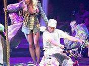 Britney stoppe concert cause fumée cannabis