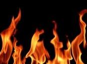 homme éteint incendie avec limonade