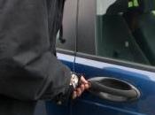 voleur emporte volant d'une voiture