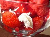 Coupe fraises glacée coulis framboise-chocolat