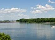 homme saute d'un pont pour rejoindre