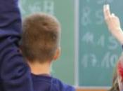 écoliers tenus porter lunettes pour manipuler colle