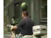 Transporter scooter pastèque équilibre tête