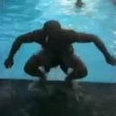Sortir d'une piscine avec force jambes