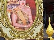 août: Anniversaire Majesté Reine Sirikit