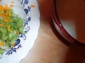 Salade légumes crus sauce chaude mousseuse l'ail, thym spiruline