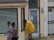 Google Street View homme entrain chié dans