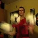 Marek Born jongle avec balles