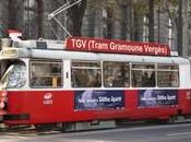 Tram, train, bus, charrettes-boeufs