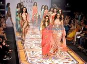 Mugdha Godse défile pour Pria Kataria Puri Lakhme Fashion Week