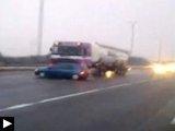 Video: camionneur pousse Renault Clio coincée sous pare-chocs l'autoroute