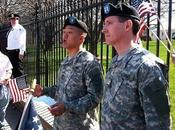 Agitprop Maison Blanche: deux soldats gays s'enchaînent grilles pour protester contre DADT
