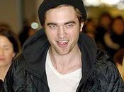 Robert Pattinson sort avec model