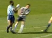 Foot vidéo d'un sacrilège commis contre gardien allemand