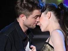 Robert Pattinson Kristen Stewart plus beau baiser Movie Awards