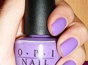 Maquillage violet ongles assortis.