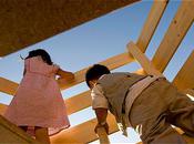 cabanes autour d'un plan d'eau