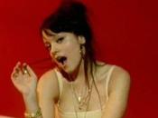 Lily Allen fond derrière Kanye West