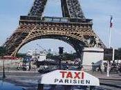 Photo d'un taxi parisien sous tour effeil