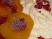 Peches jaunes pochees framboises chantilly amandes