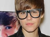 Justin Bieber d'horribles lunettes pour promo livre (PHOTO)