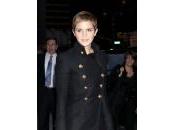 Emma Watson trench Burberry Officier pour Letterman
