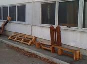 Mais donc passée l'estrade