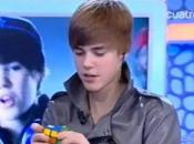 Justin Bieber 1mn30 pour résoudre Rubik's Cube