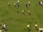 arbitre pète plombs frappe joueur