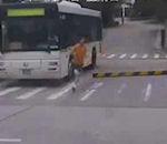 homme court derrière ballon oublie regarder avant traverser