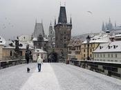Prague pont Charles sous neige