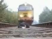 Couché rails, filme passage train