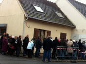 foule fait queue pour s'inscrire